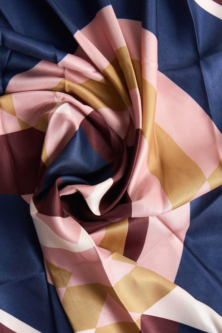 Chapeau d'été multicolore de MANGO avec un motif géométrique en rose, or, blanc, bordeaux et bleu marine.