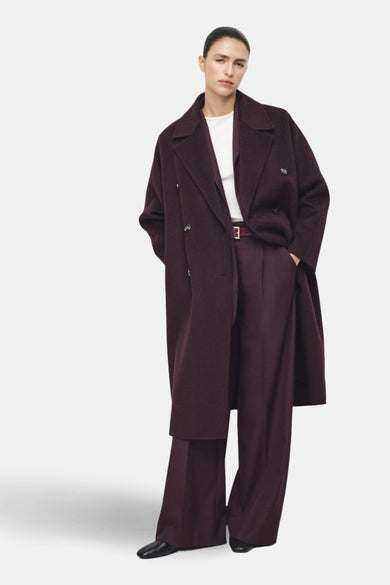 Manteau rouge long de MANGO, vu de derrière, avec un col simple et des manches longues.