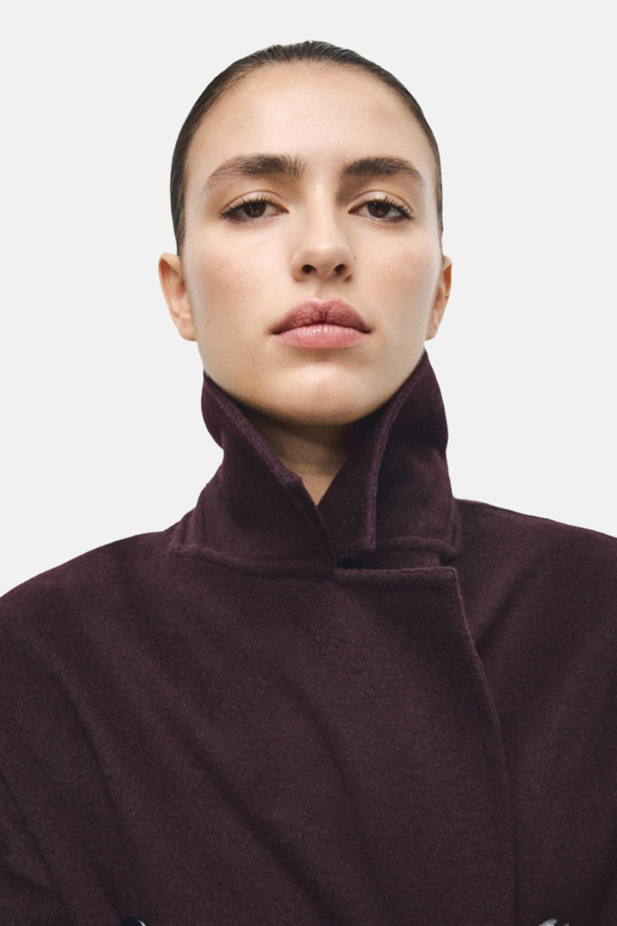 Long manteau rouge de MANGO, avec un col haut et une texture lisse et uniforme.