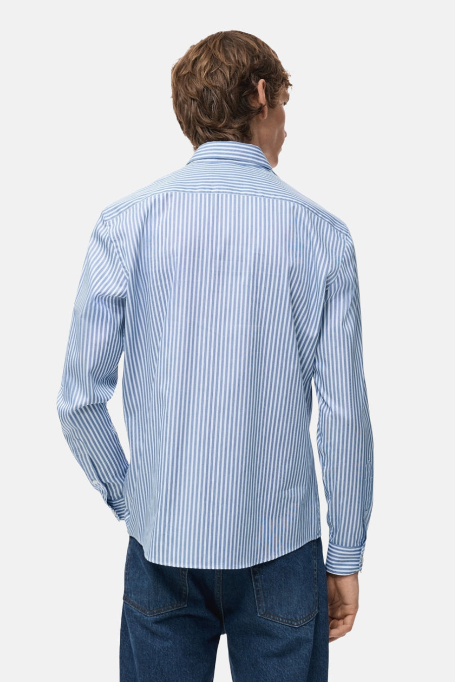 Blauw gestreept overhemd met lange mouwen van MANGO, gezien van achteren, gecombineerd met een donkere jeans.