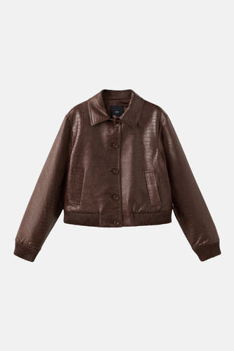 Veste courte marron de MANGO, avec imprimé crocodile, fermeture à boutons et poignets côtelés.