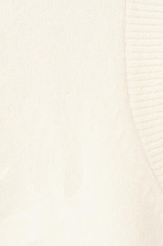 T-shirt écru de MANGO avec une texture tricotée et une encolure ronde.