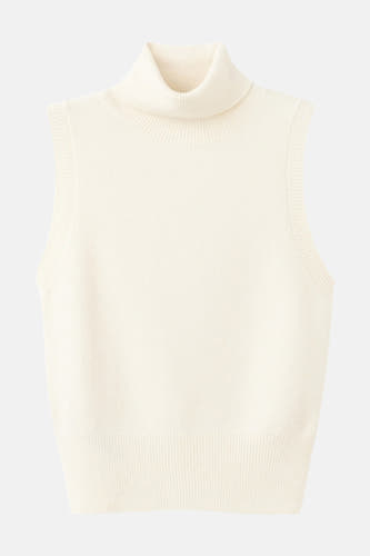 T-shirt écru de MANGO, avec un col haut et une texture froissée.