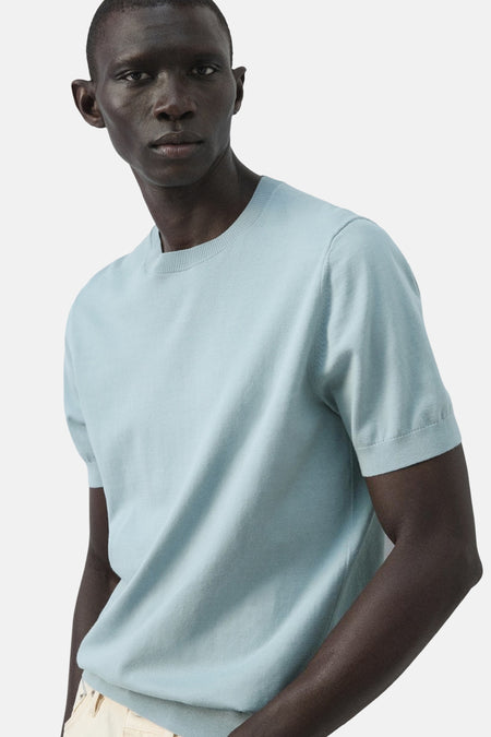T-shirt bleu à manches courtes de MANGO, couleur unie et détails en fine maille côtelée au niveau de l'encolure et des manches.