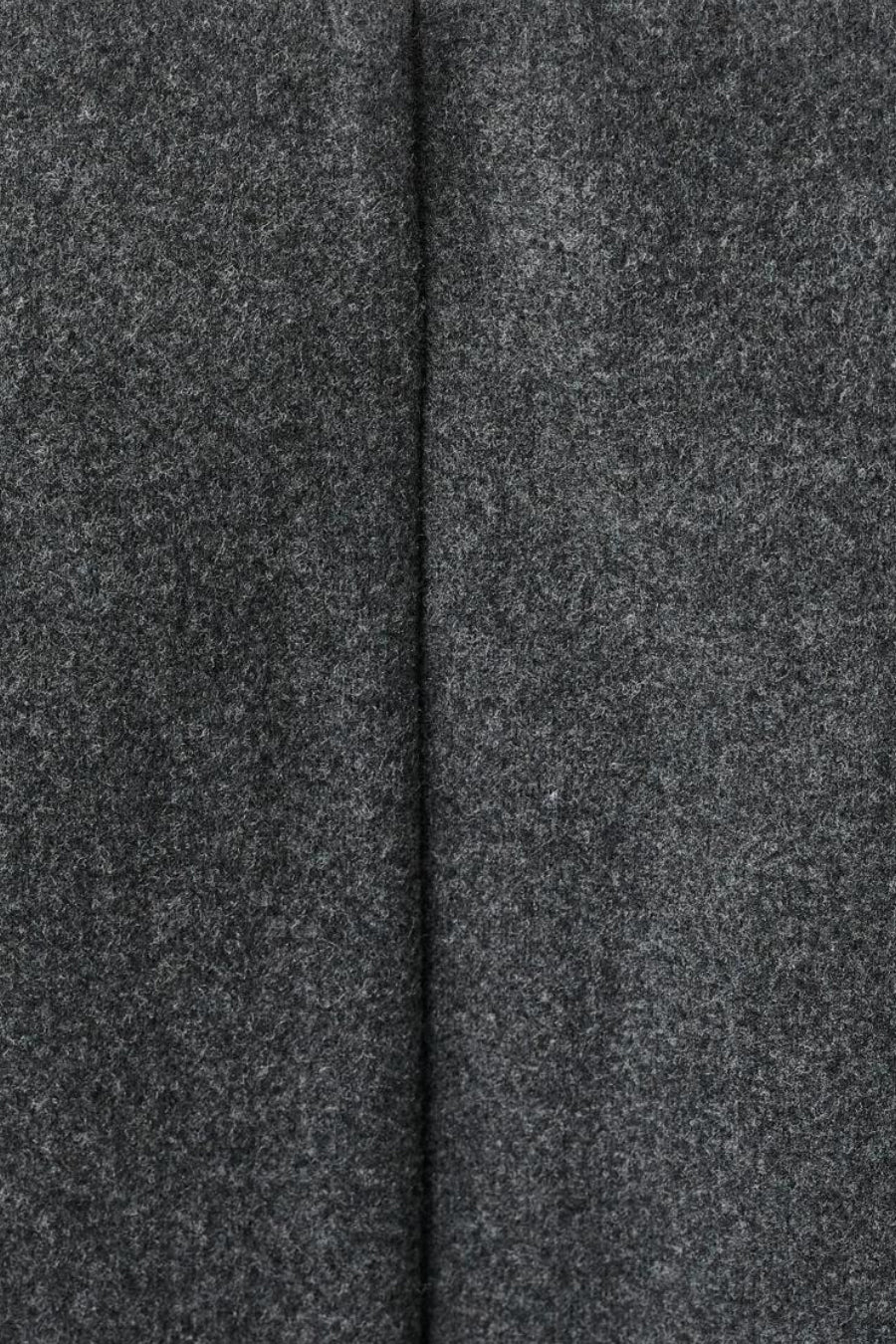 Long manteau gris de MANGO, avec une douce texture tissée et une couture verticale.