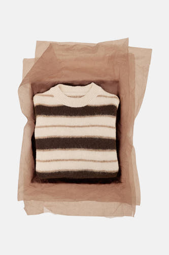 Sweat-shirt multicolore à col rond de MANGO, emballé dans du papier bulle marron.