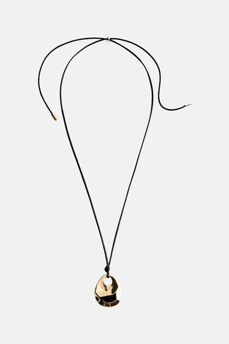 Korte gouden halsketting van MANGO, met een hanger in organische vorm aan een zwart koord.
