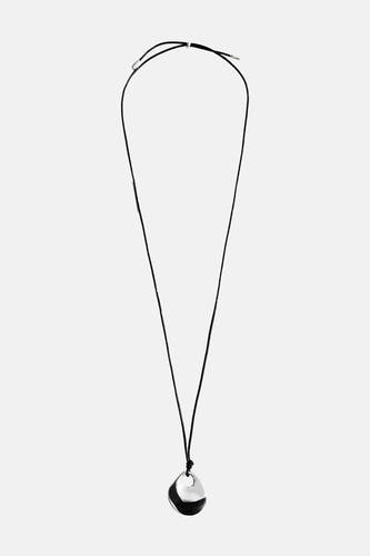 Collier court argenté de MANGO, avec un cordon noir et un pendentif asymétrique.