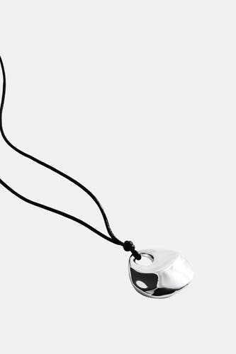 Collier court argenté de MANGO avec une finition polie et une fermeture à cordon noir.