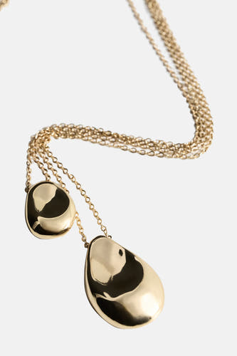 Collier court doré de MANGO avec deux pendentifs de formes différentes.
