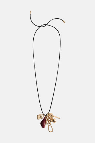 Collier court doré de MANGO, avec un cordon noir et différents pendentifs.