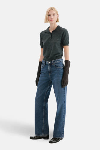 Jean droit bleu marine de MANGO, avec une structure denim classique et associé à un polo gris foncé.