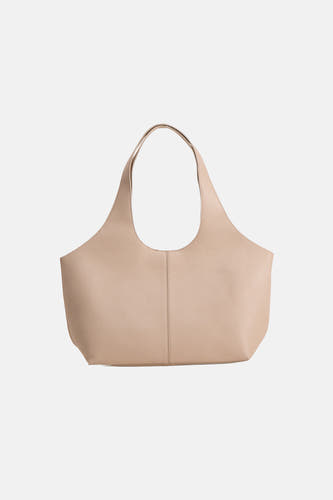 Sac à bandoulière beige de MANGO avec une texture lisse et un design minimaliste.