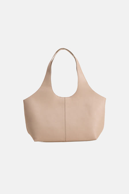Sac à bandoulière beige de MANGO avec une texture lisse et un design minimaliste.