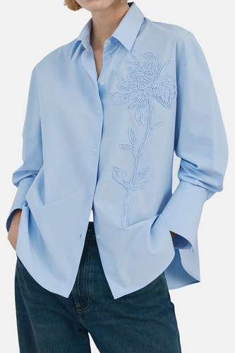 Chemise bleue à manches longues de MANGO, vue de dos, combinée avec un jean ample.