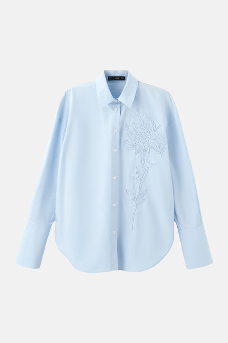 Chemise bleue à manches longues de MANGO, ornée d'une broderie florale subtile.