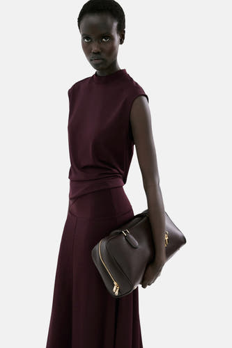 Haut bordeaux sans manches de MANGO, avec un col montant et un design uni.