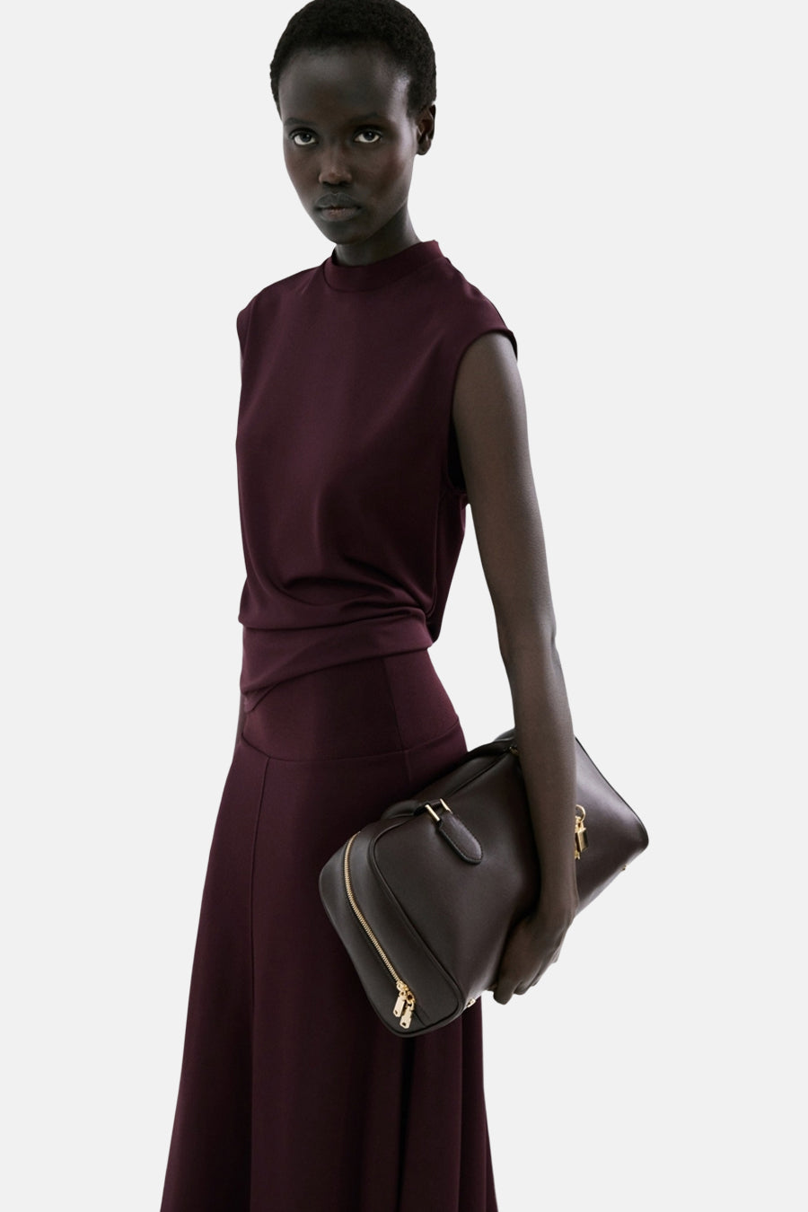 Haut bordeaux sans manches de MANGO, avec un col montant et un design uni.