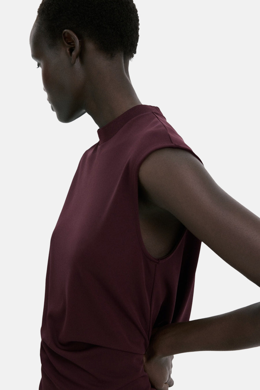 Haut bordeaux sans manches de MANGO, avec un col montant et un design minimaliste.