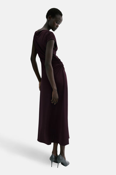 Robe bordeaux sans manches de MANGO, avec détail drapé sur le côté et un élégant décolleté asymétrique.