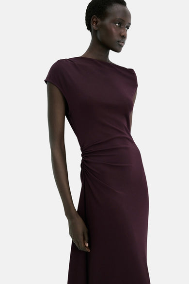 Robe bordeaux sans manches de MANGO, avec détail drapé sur le côté.