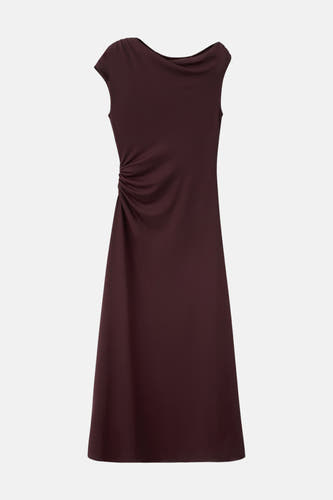 Robe sans manches bordeaux, de MANGO, avec des détails drapés sur les côtés.