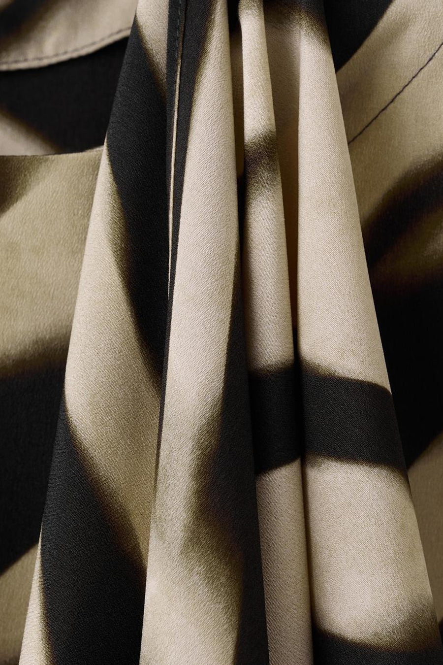 Chemisier multicolore de MANGO, avec un motif abstrait façon zèbre et un tissu drapé.