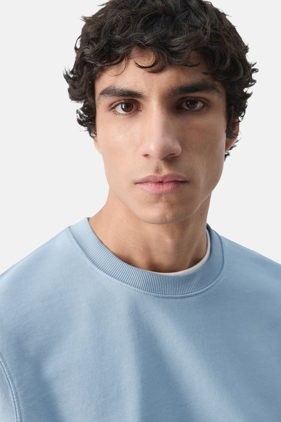 Pull bleu de MANGO avec col rond et détails côtelés.