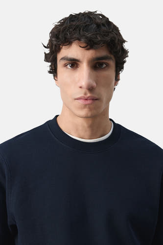 Pull noir à col rond de MANGO, avec un col blanc en dessous.