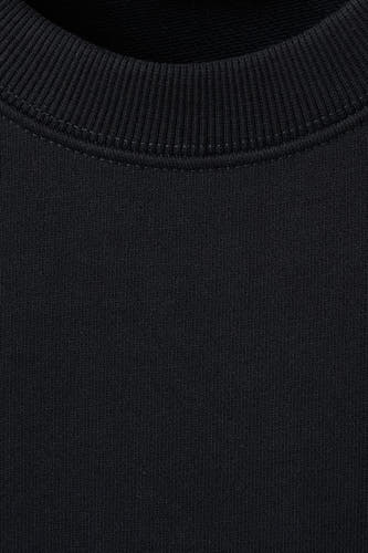 Pull noir de MANGO avec un col rond côtelé et une texture finement tricotée.