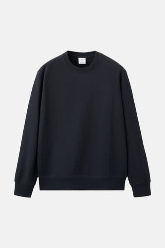 Pull noir à col rond de MANGO, uni et sans ornements sur fond uni.