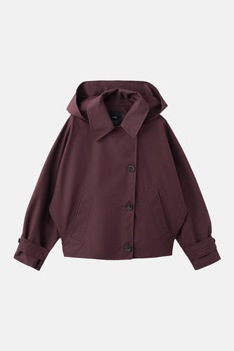 Manteau bordeaux de MANGO, avec capuche, manches longues avec sangles et poches sur le devant.