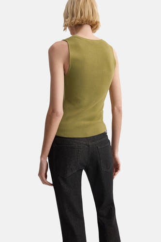 Khaki tanktop van MANGO, met een effen textuur, gecombineerd met een zwarte jeans, gezien van achteren.
