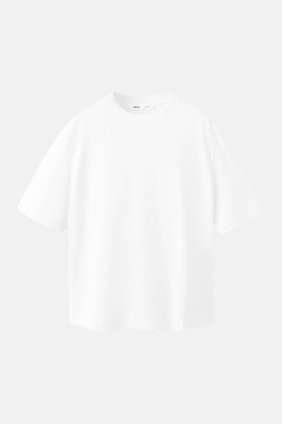 T-shirt blanc de MANGO, à manches courtes et col rond, présenté sur un fond uni.