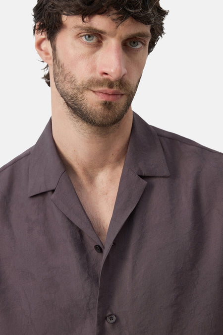 Chemise Bordeaux à manches courtes de MANGO, avec col ouvert et fermeture boutonnée.