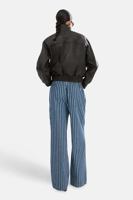 Blauwe broek met strepen van MANGO, met wijde pijpen en een elastische tailleband.
