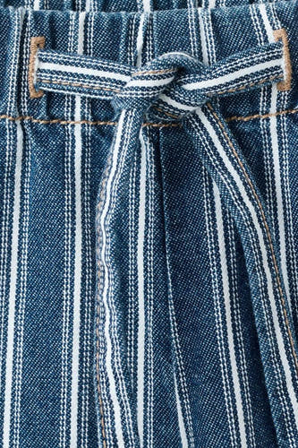 Pantalon bleu MANGO à rayures craie et ceinture à nouer à la taille.
