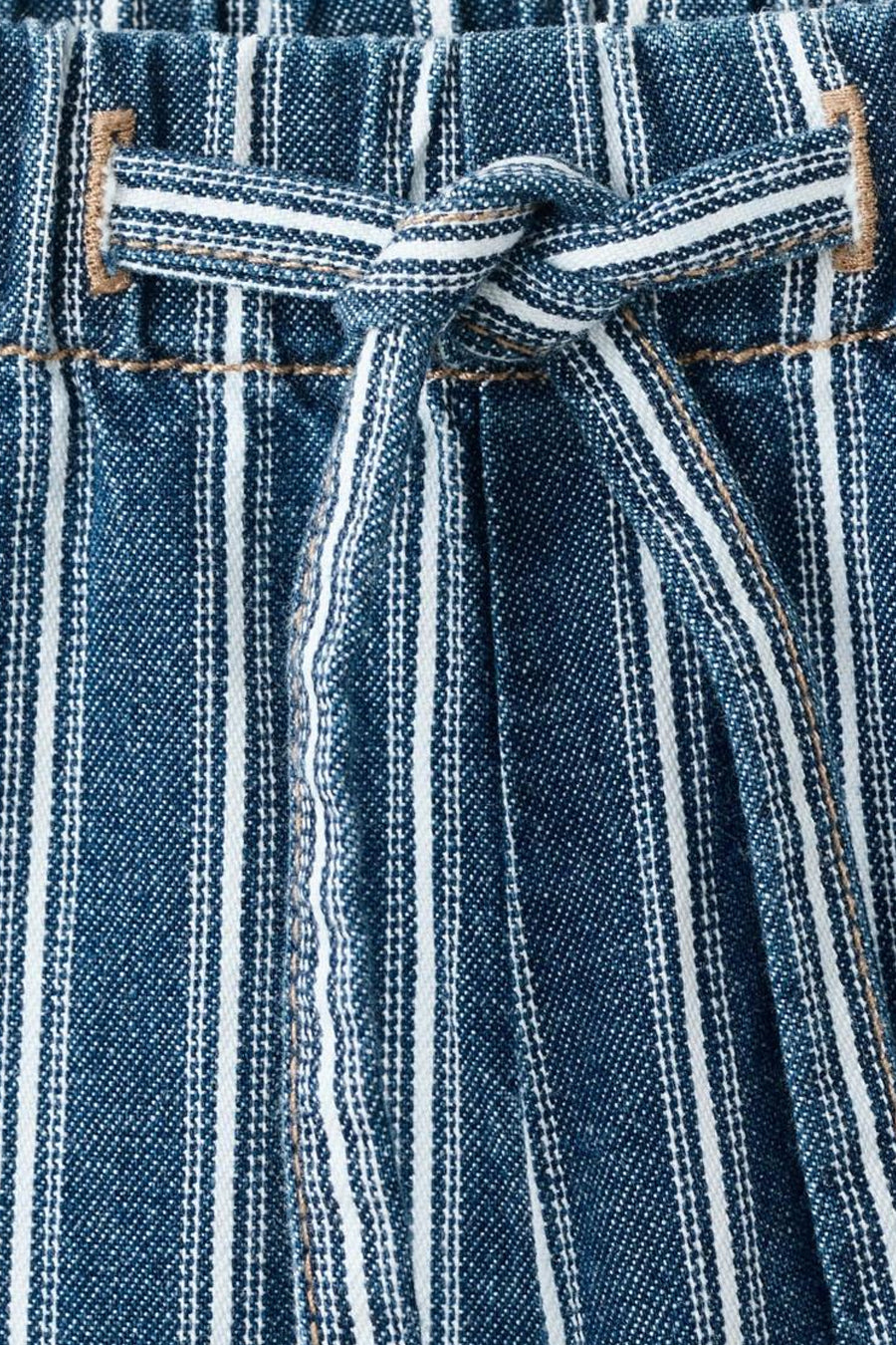 Pantalon bleu MANGO à rayures craie et ceinture à nouer à la taille.