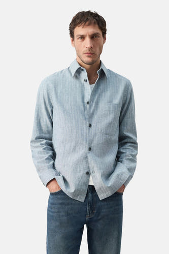 Chemise bleue à manches longues de MANGO, à fines rayures et fermeture boutonnée, vue de dos.