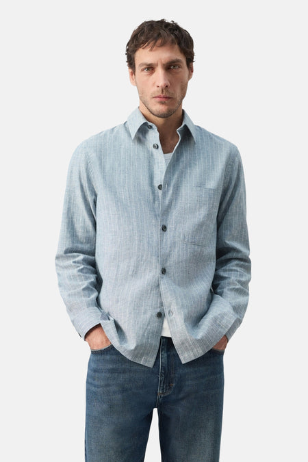 Chemise bleue à manches longues de MANGO, à fines rayures et fermeture boutonnée, vue de dos.