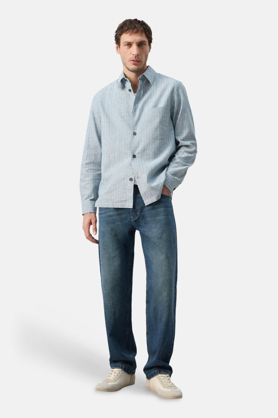 Chemise bleue à manches longues de MANGO, avec des rayures verticales et une poche poitrine.