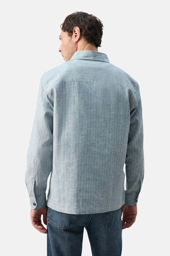 Blauw overhemd met lange mouwen van MANGO, met fijne strepen en knoopsluiting, gezien van achteren.