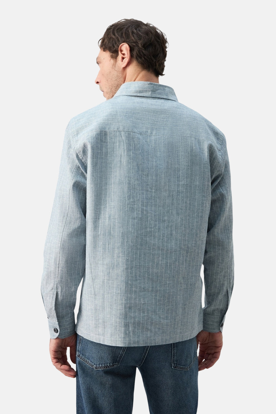 Blauw overhemd met lange mouwen van MANGO, met fijne strepen en knoopsluiting, gezien van achteren.