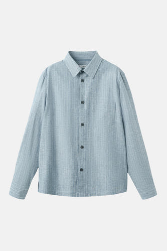 Chemise bleue rayée de MANGO, à manches longues, fermeture boutonnée et poche poitrine.