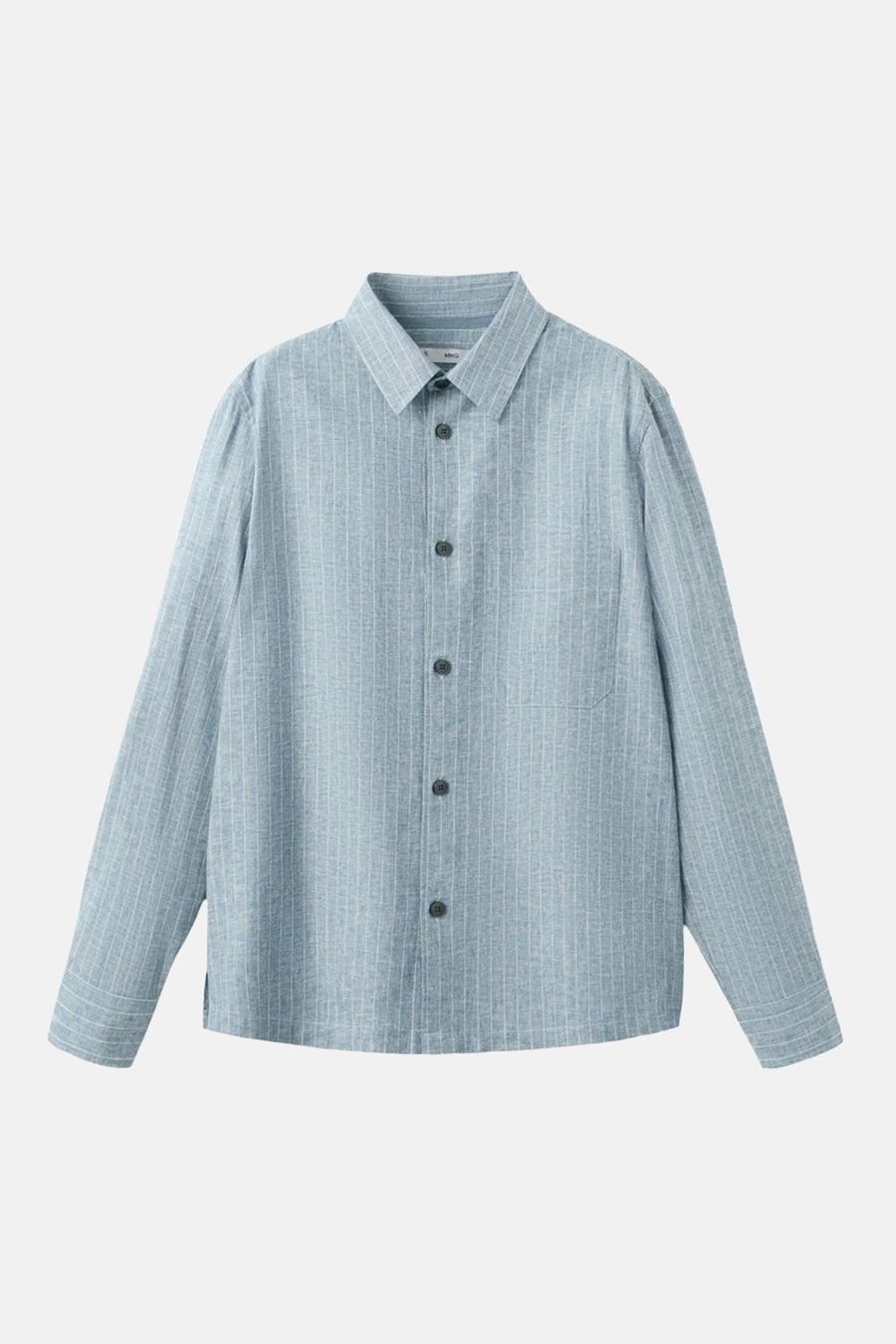 Chemise bleue rayée de MANGO, à manches longues, fermeture boutonnée et poche poitrine.