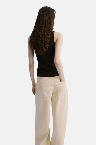 Bruine top zonder mouwen van MANGO, gezien van achteren met gekruld bruin haar en beige broek.
