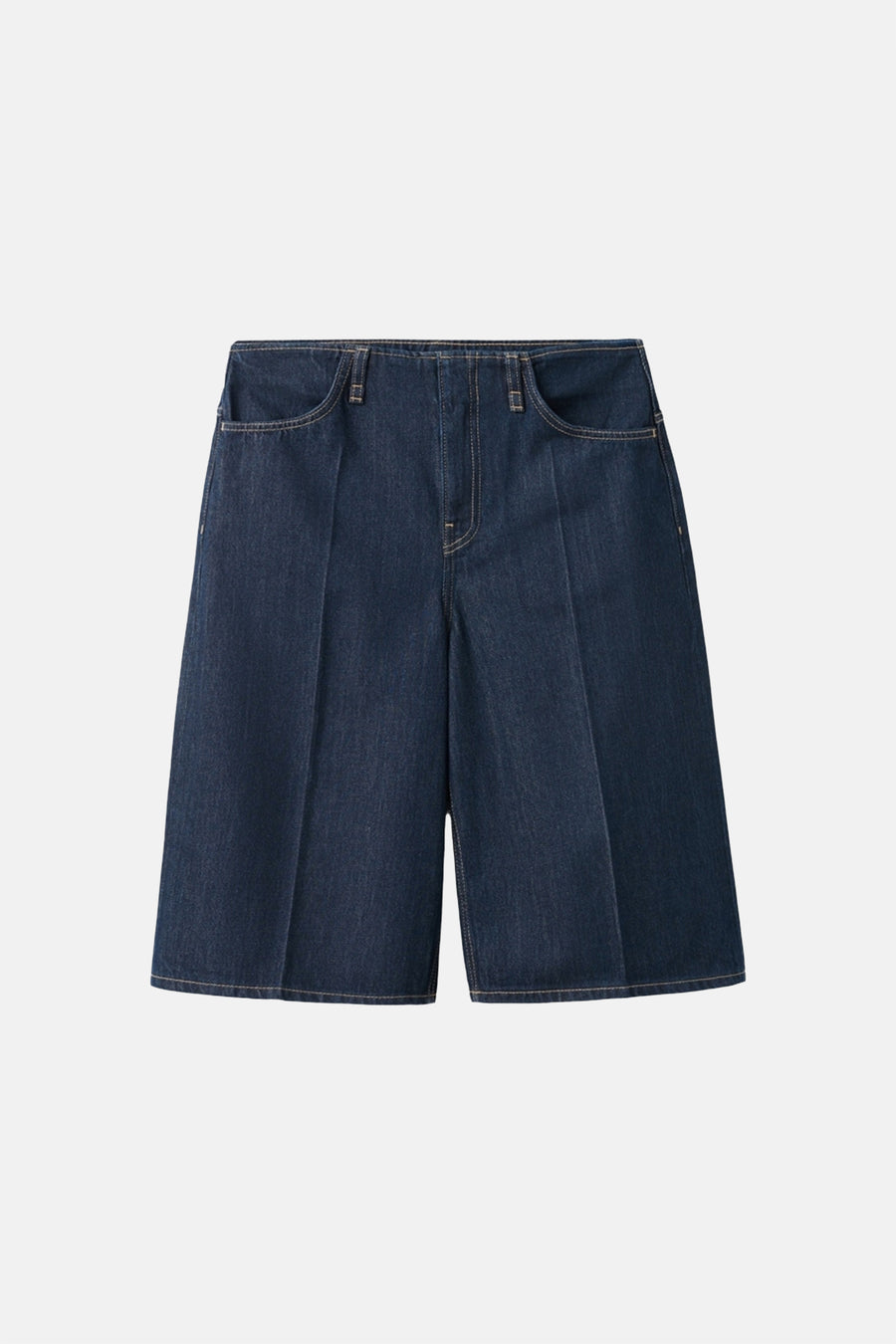 Bermuda en jean bleu marine de MANGO, avec poches italiennes et jambes larges.