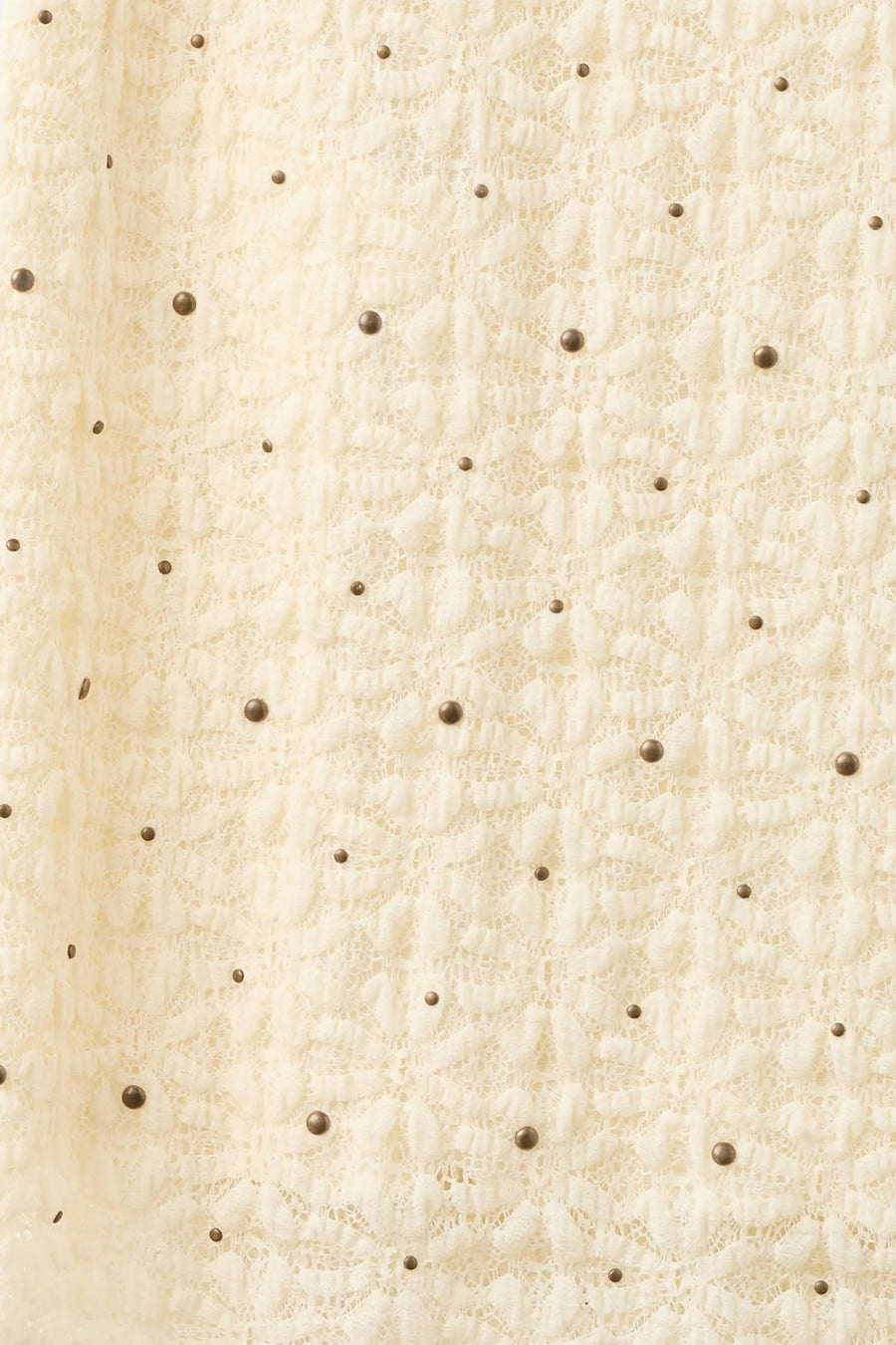 Jupe longue écru de MANGO avec un motif en dentelle et des clous bronze.