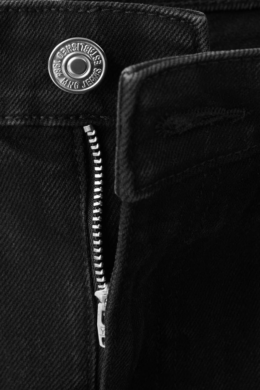 Short noir de MANGO Jeans, avec fermeture à glissière et détail de bouton avec logo de la marque.