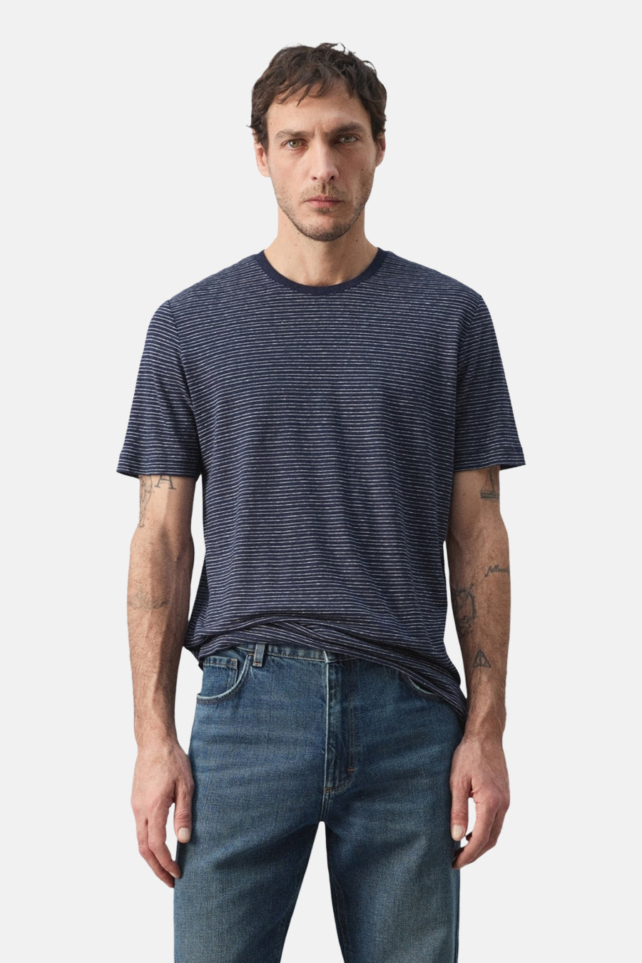 T-shirt bleu rayé de MANGO, vu de dos, associé à un jean.